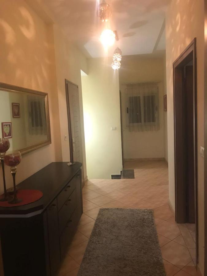 Lovely 2 Bedroom Apartment Tirana Exterior photo